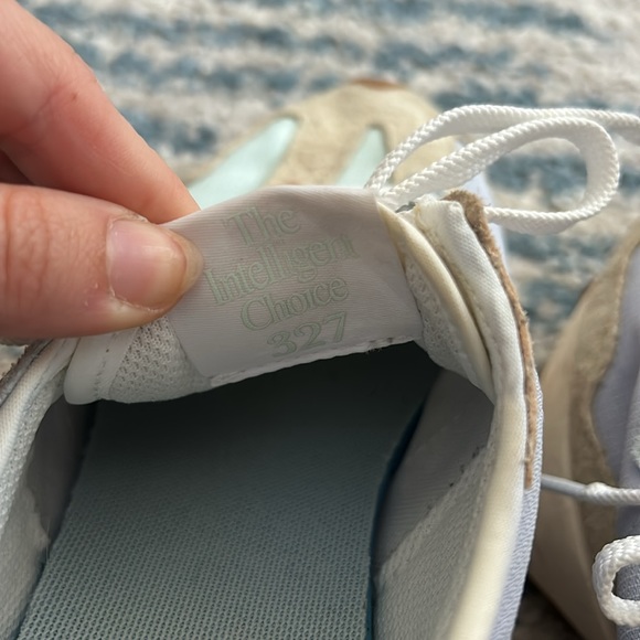 New Balance 327 - Picture 6 of 6